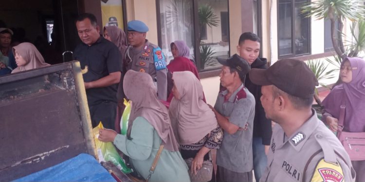 Harga Beras Mulai Turun, Operasi Pasar di Mapolsek Cikande Masih Diserbu Emak-emak