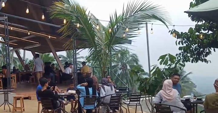 Wisatawan Menikmati Libur Akhir Pekan Jelang Ramadan di Agrowisata Imah Kopi Pandeglang
