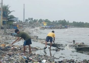 Sampah Plastik Berserakan di Pantai Teluk Labuan