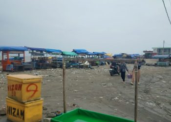 Berantakan Dihantam Ombak Besar, Pedagang Kuliner di Pantai Batako Tutup