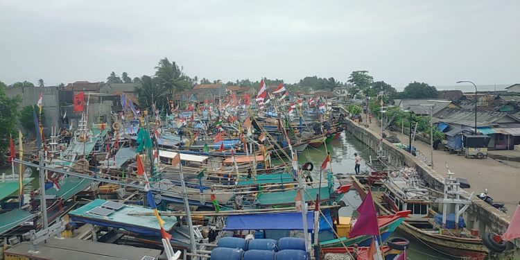 Nasib Nelayan Teluk Labuan Saat Gelombang Tinggi, Ada yang Jadi Pemulung