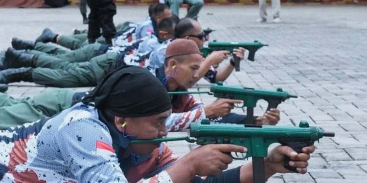 Brimob Latih Pegawai TNUK Menembak 