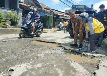 Bupati Pandeglang  Irna Narulita Cek Kondisi Jalan Berlubang