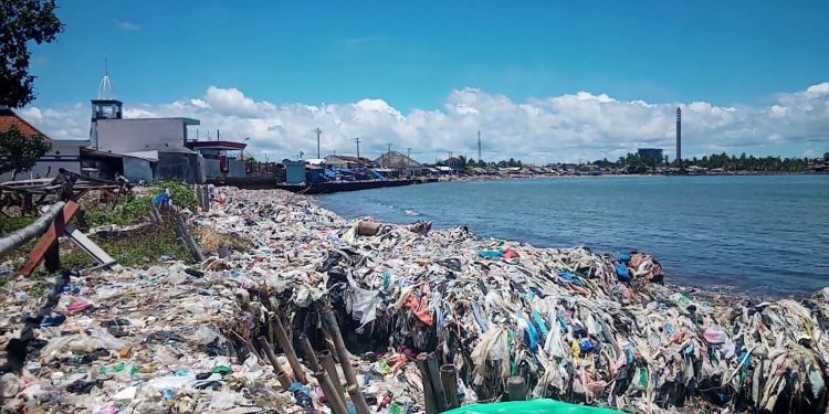 Gelombang Tinggi di Teluk Pandeglang Sisakan Sampah di Daratan