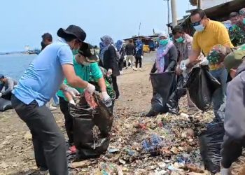 Ratusan Orang Bersihkan Sampah di Pantai Teluk Labuan