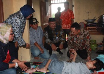 Kunjungi Satu Keluarga Lumpuh, Pj Bupati Lebak Janji Akan Berikan Pelayanan Kesehatan Maksimal
