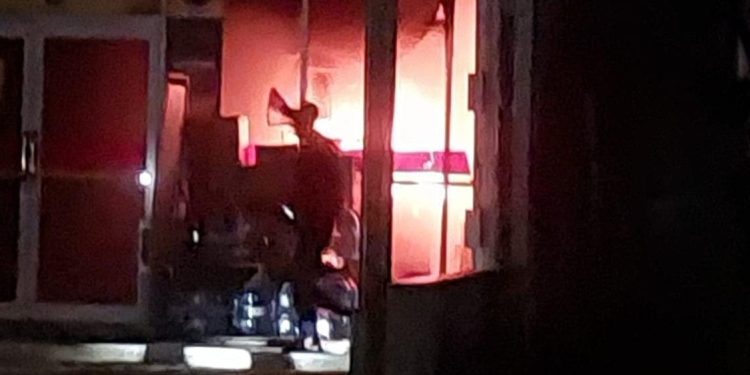 Diduga Akibat Korsleting Listrik, Minimarket Terbakar