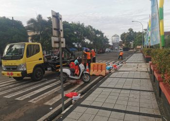 Tumpukan Sampah di Depan Masjid Agung Ar-Rahman Pandeglang Akhirnya Dibersihkan