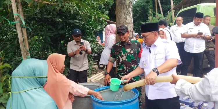 Dapat Bantuan Sumur Bor, Warga Cisuru-Suralaya Sumringah
