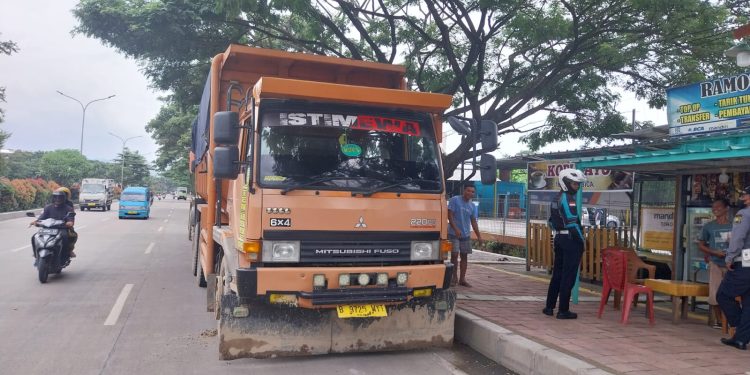 Dishub Kewalahan Tertibkan Truk di JLS Cilegon