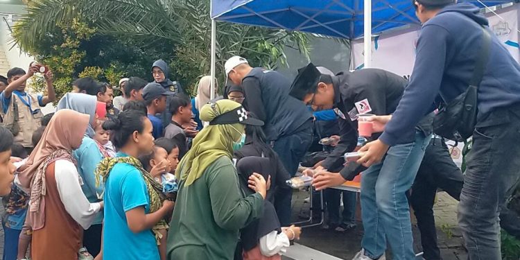 Komunitas Salam Setetes Darah Bagi-bagi Takjil di Rangkasbitung