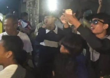 Unik, Dapat Uang Saweran Saat Bangunkan Sahur Sambil Bernyanyi Keliling Kampung