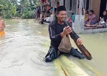 Kades di Pandeglang Terjang Banjir Pakai Rakit Gedebog Pisang