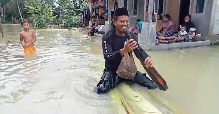 Kades di Pandeglang Terjang Banjir Pakai Rakit Gedebog Pisang