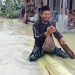 Kades di Pandeglang Terjang Banjir Pakai Rakit Gedebog Pisang