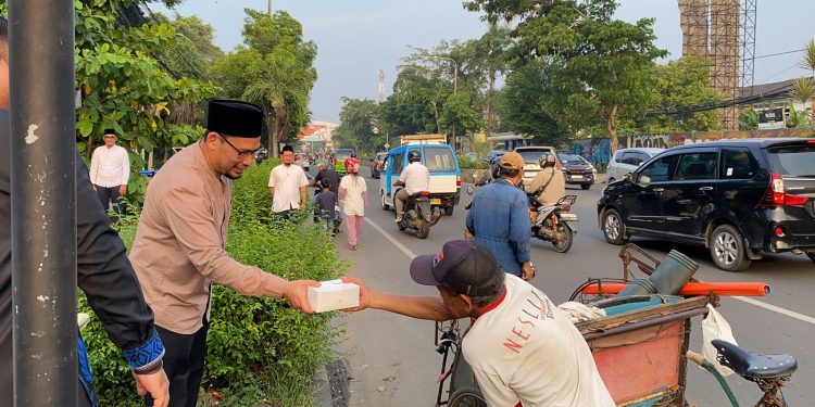 Bawaslu Banten Bagi-bagi Takjil, Langsung Ludes Sama Ojol