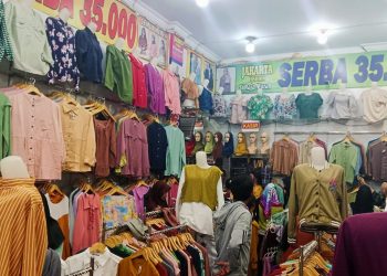 Jelang Lebaran, Penjual Baju Serba Rp35 Ribu di Lebak Laris Manis Diburu Pembeli