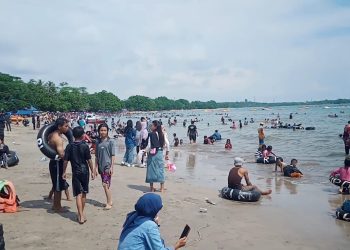 Libur Lebaran, Wisatawan Memadati Kawasan Wisata Pantai Carita Pandeglang