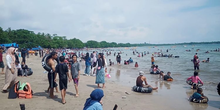 Libur Lebaran, Wisatawan Memadati Kawasan Wisata Pantai Carita Pandeglang
