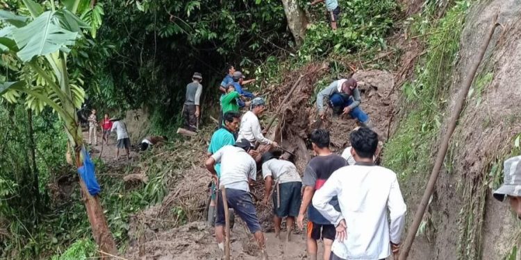 Jalan Longsor, Kampung Cibawang Terisolasi