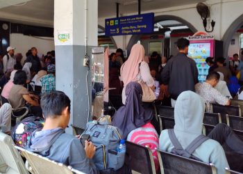 Hari Terakhir Arus Balik, KAI Commuter Line: Ribuan Penumpang Padati Stasiun Rangkasbitung
