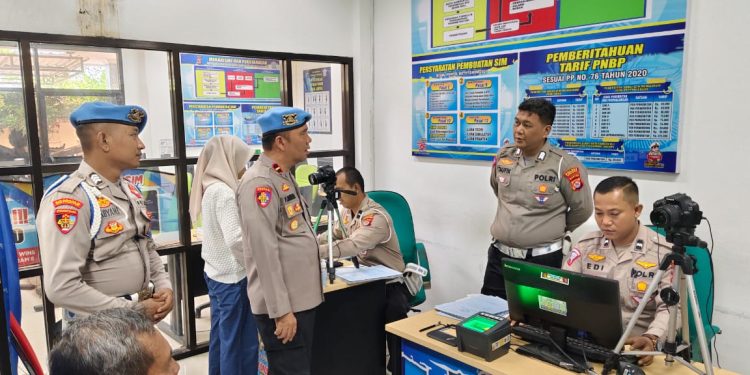 Propam Sidak Layanan Masyarakat di Polres Serang