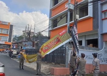 Satpol PP Pandeglang Tertibkan Iklan Rokok yang Langgar Aturan