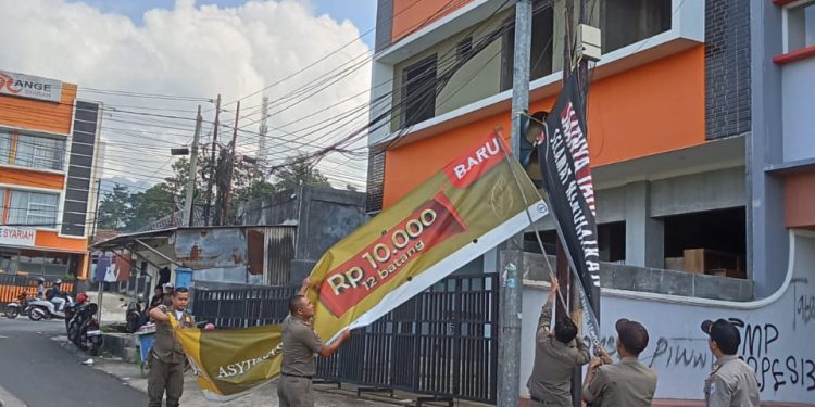 Satpol PP Pandeglang Tertibkan Iklan Rokok yang Langgar Aturan