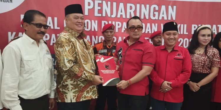 Pilkada Kabupaten Tangerang: Ketua Kadin Ambil Formulir Pendaftaran di PDI Perjuangan