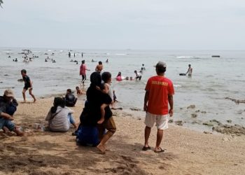 Sesak Nafas, Wisatawan Asal Depok Tewas di Pantai Karangsari