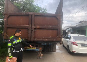 Tabrak Belakang Truk, Pengendara Motor Alami Luka Berat