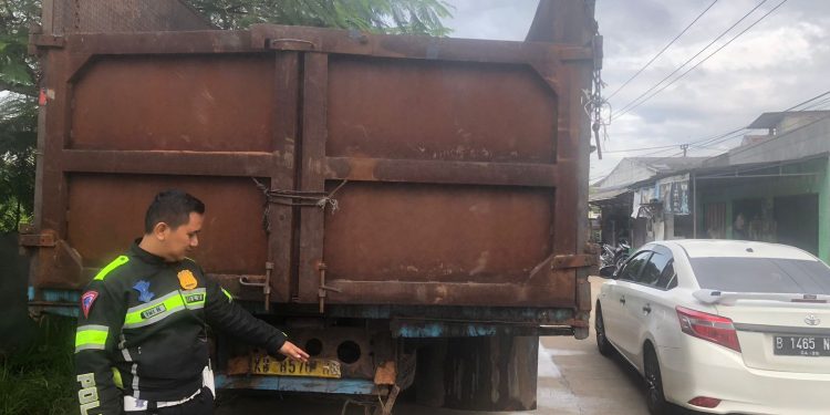 Tabrak Belakang Truk, Pengendara Motor Alami Luka Berat
