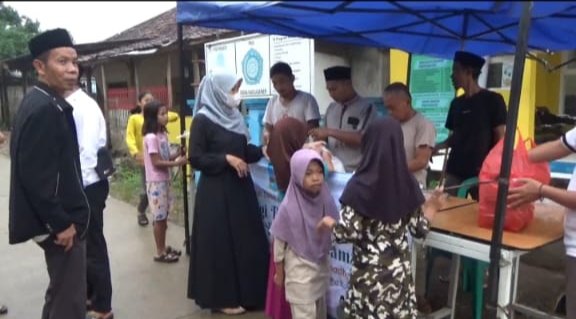 Pemerintah Desa Kadugenep Bagikan Ratusan Takjil Gratis