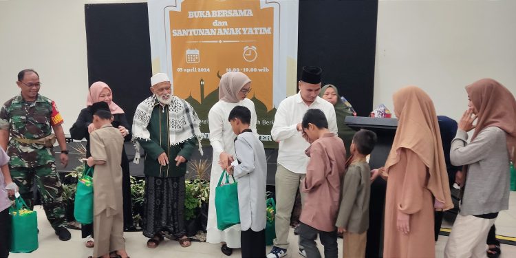 Berbagi Kebaikan, Hotel MaxOne Anyer Santuni Anak Yatim