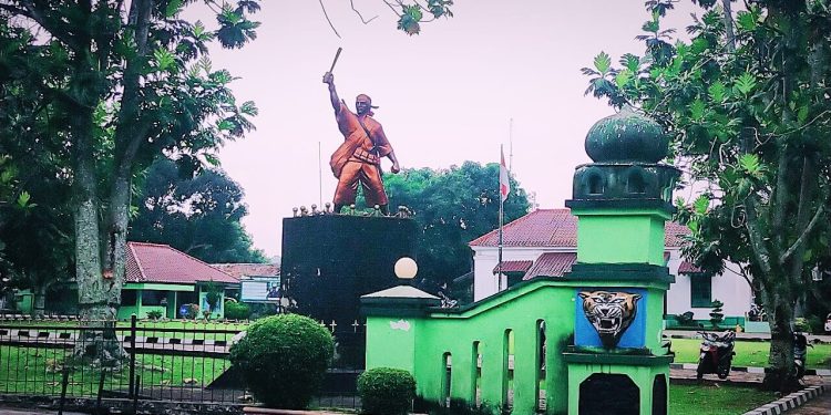 Jawara Gagah Berani Acungkan Golok di Makodim Pandeglang, Siapakah Dia?