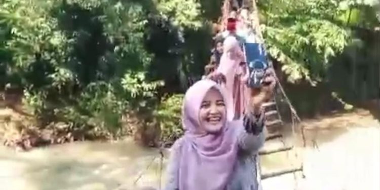 Viral, Asyik Selfie Rayakan Lebaran Warga Lebak Terjatuh dari Jembatan Gantung
