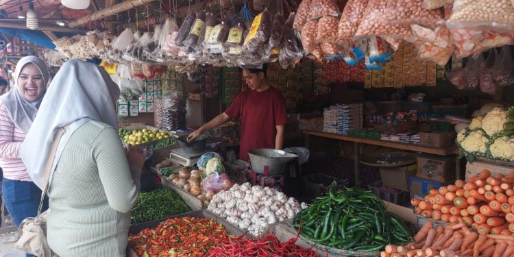 Bawang Merah dan Tomat di Pasar Induk Rau Melonjak Naik