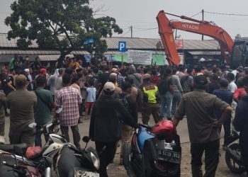 Direvitalisasi, Alat Berat Robohkan Bangunan di Pasar Kutabumi