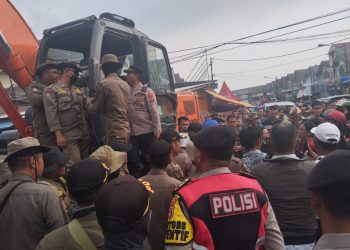 Satpol PP Kabupaten Tangerang Robohkan Bangunan Kios Pasar Kutabumi