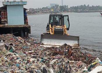 DLH Pandeglang Angkut Sampah Pantai Teluk Dua Hari Sekali