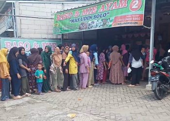 Antrean Mengular, Satu Jam, 250 Porsi Bakso Gratis Ludes