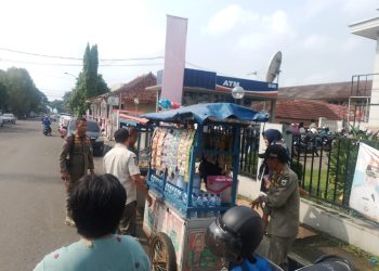 Satpol PP Tertibkan PKL Bandel di Sekitaran Setda Pandeglang