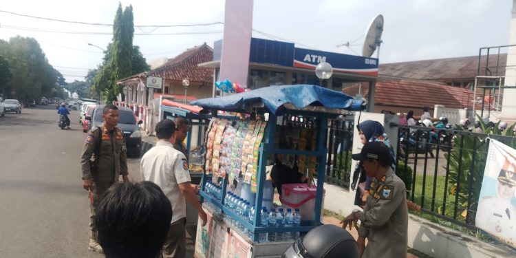 Satpol PP Tertibkan PKL Bandel di Sekitaran Setda Pandeglang