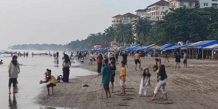 Meski Libur Panjang, Kunjungan di Pantai Anyer Tak Begitu Ramai