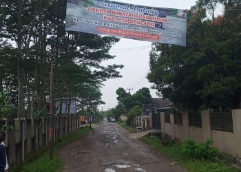Warga Majasari Pasang Spanduk, Tulisannya: Selamat Datang di Kota Wisata Jalan Rusak Pandeglang