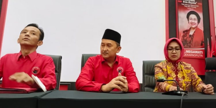 Airin Kembalikan Formulir Pandaftaran Penjaringan Bacagub-Bacawagub Banten ke PDIP