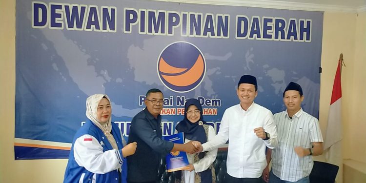 Serahkan Formulir, Pasangan Iing-Dewi Buktikan Keseriusan Nyalon Bupati