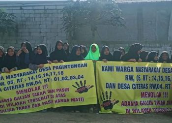 Puluhan Ibu-ibu di Lebak Demo Tolak Galian Pasir dan Tanah