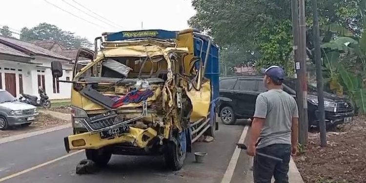 Truk Tabrak Dump Truck di Jalan Rangkasbitung-Pandeglang, Satu Tewas Terjepit