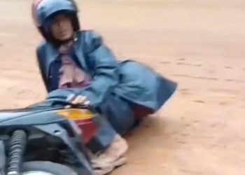 Jalan Tertutup Lumpur, Pengendara Motor Berjatuhan